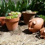 Decoración de jardín con cerditos de barro