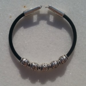 Pulsera-de-cuero-y-zamak-simple-con-adornos